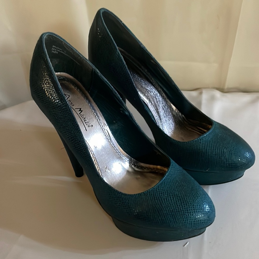 Anne Michelle - Green Platform Pumps EUC Size 8